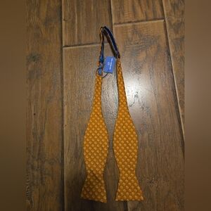 Elegant Southern Tide Orange and White Fish Bow Tie, Casual Or Formal 100% Silk